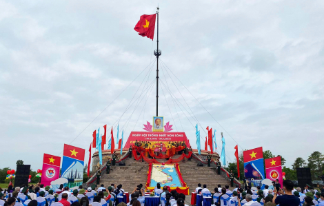 Quảng Trị: Xúc động lễ Thượng cờ đặc biệt kỷ niệm 46 năm ngày đất nước thống nhất