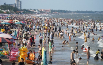 Nhìn lại "biển người" chen chúc tại các địa điểm du lịch trên cả nước