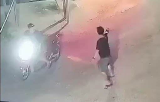 Clip: Nổ súng, đuổi chém kinh hoàng giữa hai nhóm thanh niên