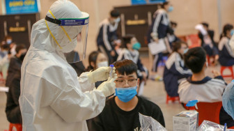 Vừa đẩy mạnh tiêm vắc-xin, vừa chủ động phòng lây nhiễm