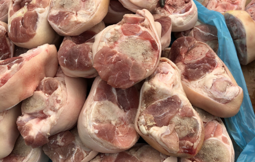 Vô tư rã đông thịt nhập để bán như thịt tươi