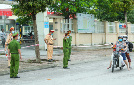 Cận cảnh phong tỏa Bệnh viện Bệnh nhiệt đới Trung ương cơ sở Đông Anh