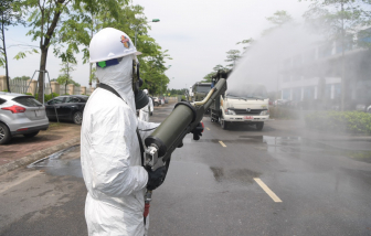 Binh chủng Hoá học phun khử khuẩn tại Bệnh viện Bệnh Nhiệt đới Trung ương cơ sở 2