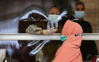 Indonesia bắt giữ nhóm lừa đảo, bán dụng cụ xét nghiệm COVID-19 đã qua sử dụng