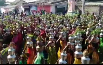 Người Ấn Độ dùng “nước thánh” để xua đuổi COVID-19