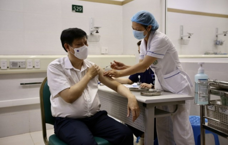 Sáng 6/5, Bộ trưởng Bộ Y tế Nguyễn Thanh Long tiêm vắc-xin COVID-19 tại Bệnh viện Bạch Mai