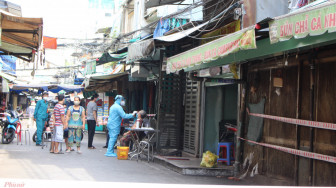 Lấy mẫu xét nghiệm cho người dân ở hẻm 73 Hồ Thị Kỷ