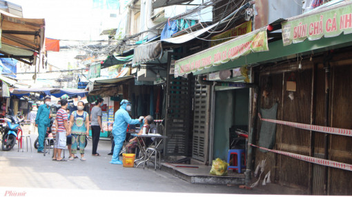 Lấy mẫu xét nghiệm cho người dân ở hẻm 73 Hồ Thị Kỷ
