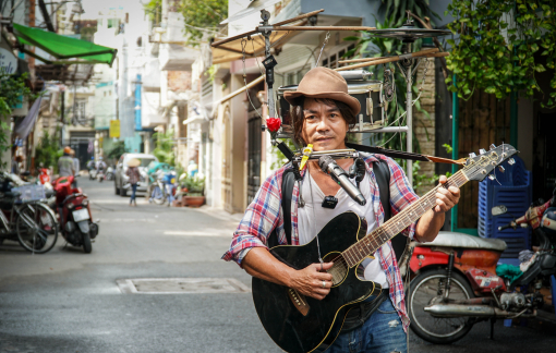 “Dị nhân” chơi 4 nhạc cụ cùng lúc, hát cổ vũ tuyến đầu chống dịch COVID-19