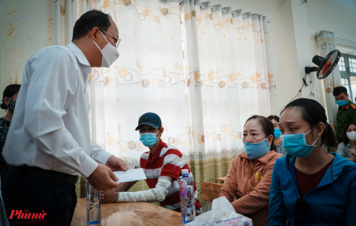 Lãnh đạo TP thăm và động viên tinh thần gia đình bị hỏa hoạn làm 8 người chết