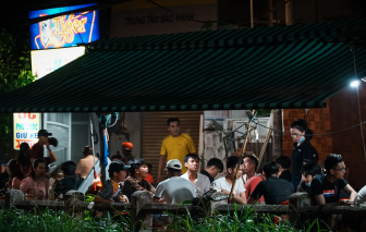 TPHCM: Bất chấp dịch bệnh, hàng quán vỉa hè vẫn đông nghẹt khách dịp cuối tuần