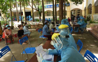 4 người chơi bóng và người bán hàng cho nam sinh lớp 12 mắc COVID-19 đã dương tính