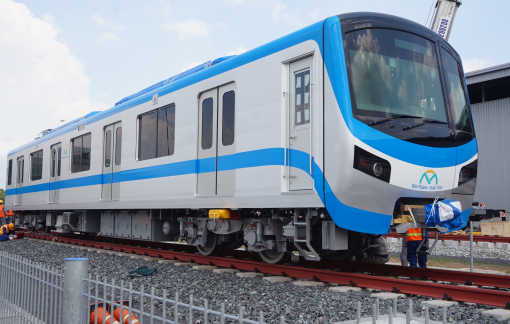 2 đoàn tàu tiếp theo của tuyến metro số 1 đã “đặt chân” lên đường ray