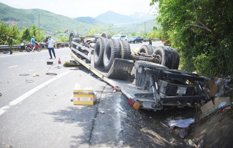 Bình Định: Lật xe tải trên đèo Cù Mông, 2 người tử vong