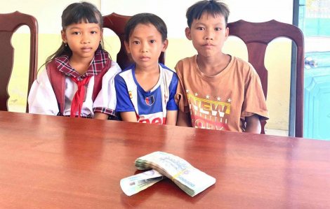 Kiên Giang: Ba em học sinh tiểu học trả lại 42 triệu đồng cho người đánh rơi