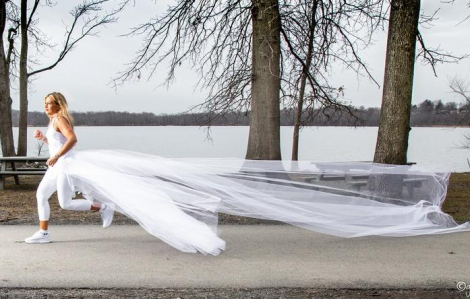 Mặc váy cưới chạy bộ 458km để nâng cao nhận thức cho các nạn nhân bị lạm dụng ái kỷ