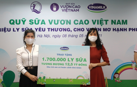Vinamilk và Quỹ sữa Vươn cao Việt Năm 2021 trao tặng 1,7 triệu ly sữa hỗ trợ trẻ em khó khăn giữa dịch COVID-19