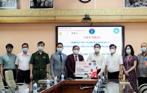 Bộ Y tế tiếp nhận 10.000 bộ kit xét nghiệm COVID-19