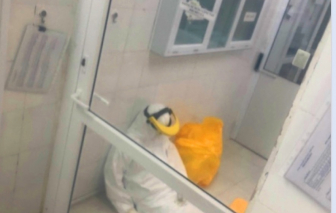 Xúc động hình ảnh nữ nhân viên xét nghiệm kiệt sức vì nhân dân