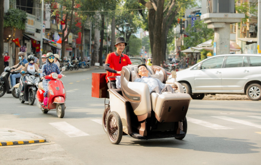 Mạc Văn Khoa đạp “xích lô mát xa” không lấy tiền, chở hạnh phúc đến mọi người