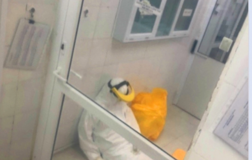 Xúc động hình ảnh nữ nhân viên xét nghiệm kiệt sức vì nhân dân
