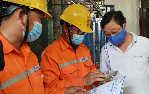 Điện lực Thành phố Thủ Đức đến nhà dân cài ứng dụng chăm sóc khách hàng