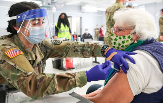 Mỹ dùng quà tặng kèm để kích thích người dân tiêm chủng