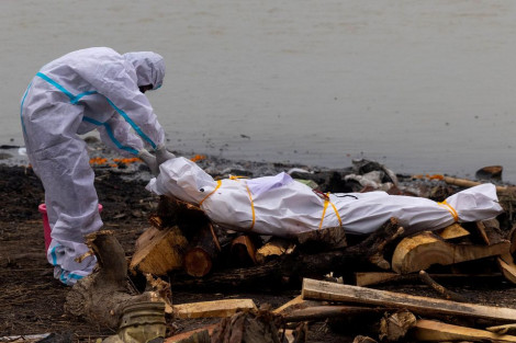 Ấn Độ lo ngại các vụ vứt xác người nhiễm COVID-19 xuống sông Hằng