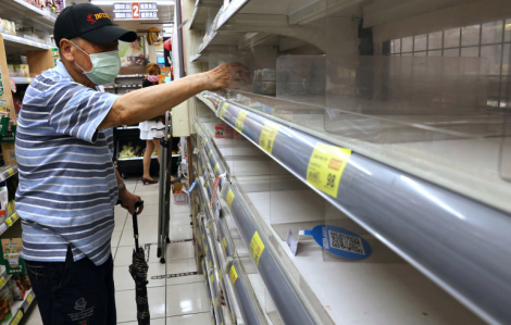 Lo người dân đổ xô mua hàng hoá vì ca nhiễm COVID-19 tăng, chính quyền Đài Loan trấn an