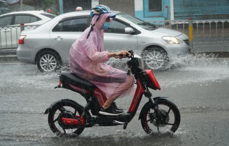 TPHCM mưa như trút nước, người dân khó khăn đi học, đi làm