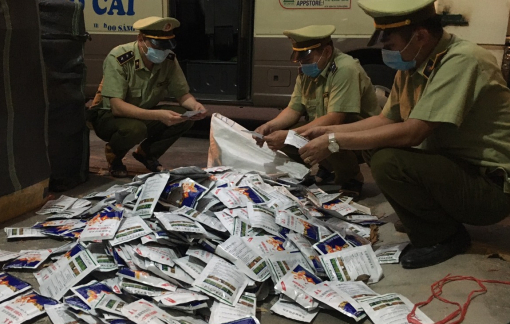 Chân gà ăn liền giấu chung với thuốc trừ cỏ Trung Quốc trên xe khách chuyển lậu vào Việt Nam