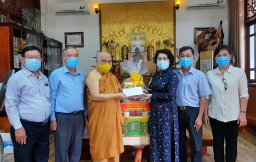 Chủ tịch Ủy ban Mặt trận Tổ quốc Việt Nam TPHCM Tô Thị Bích Châu thăm, chúc mừng lễ Phật đản