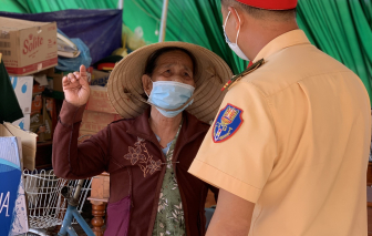 Xúc động hình ảnh cụ bà gần 90 tuổi đưa nước, cam đến tiếp viện chốt kiểm dịch COVID-19