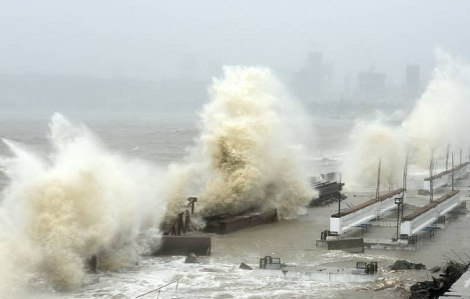 Ấn Độ: 127 người mất tích vì tàu chìm trong bão lốc xoáy