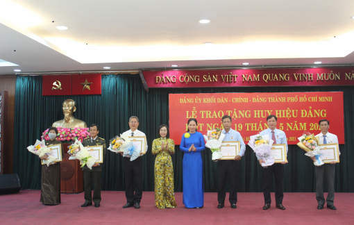 Đảng ủy Khối Dân - Chính - Đảng TPHCM trao huy hiệu Đảng