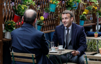 Một ngày trọng đại của người Pháp: Quán cà phê và quán ăn mái hiên mở cửa trở lại