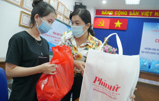 Tặng 70 phần quà cho nữ công nhân