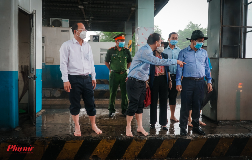 Lãnh đạo TPHCM đội mưa kiểm tra công tác chống dịch tại các cửa ngõ thành phố