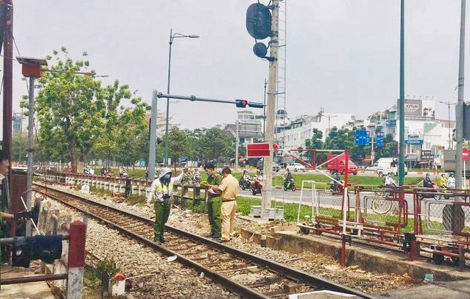 Chấn chỉnh nạn lấn chiếm, tự mở lối đi ngang đường sắt