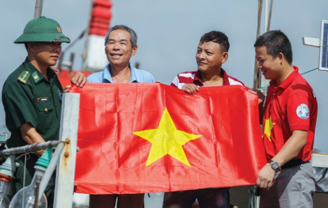 Chương trình “Một triệu lá cờ Tổ quốc cùng ngư dân bám biển”: 80 lần trao tặng cờ cho ngư dân toàn quốc