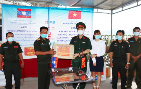 Trao tặng quà, vật tư y tế phòng chống dịch COVID -19 cho nước bạn Lào