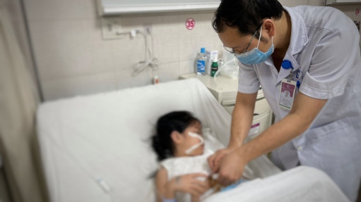 Bé gái 7 tuổi tắc ruột do thói quen nuốt tóc