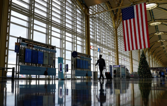 Nhà Trắng không yêu cầu du khách nước ngoài đến Mỹ phải tiêm vắc-xin