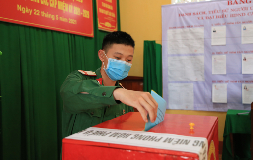 Hàng trăm chiến sĩ bộ đội biên phòng lần đầu đi bầu cử