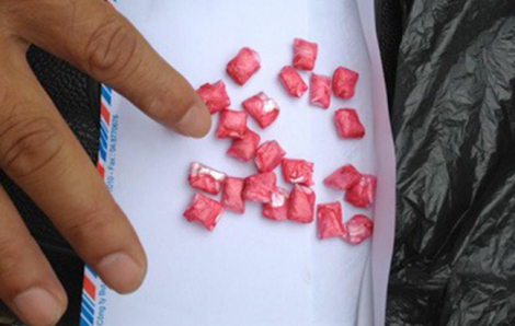 “Nữ quái” nuốt 47 viên ma túy vào bụng khi bị cảnh sát vây bắt