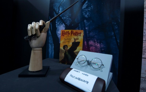 Kính Harry Potter và hơn 1.200 vật phẩm nổi tiếng được bán đấu giá