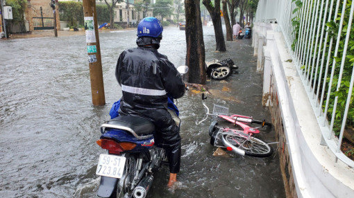 Người dân Thành phố Thủ Đức bỏ xe, chạy ngập