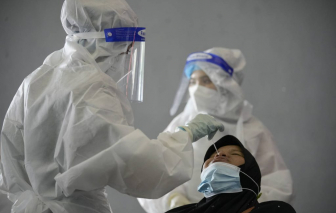 Các tình nguyện viên mai táng tại Malaysia kiệt sức vì lượng thi thể do COVID-19