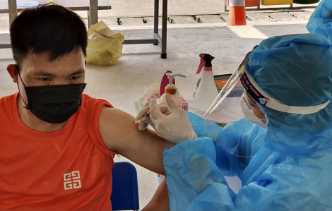 Công nhân Bắc Giang được tiêm vắc-xin COVID-19, chuẩn bị quay lại làm việc
