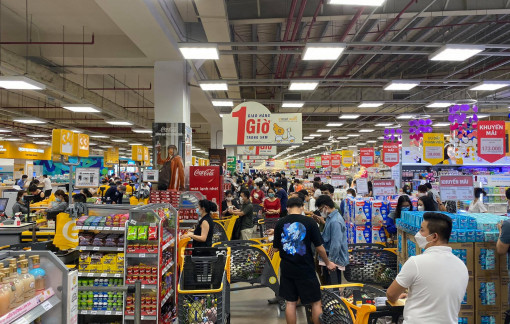 Tối thứ Sáu, nhiều siêu thị tại TPHCM đông nghẹt người, nhân viên mỏi tay châm hàng
